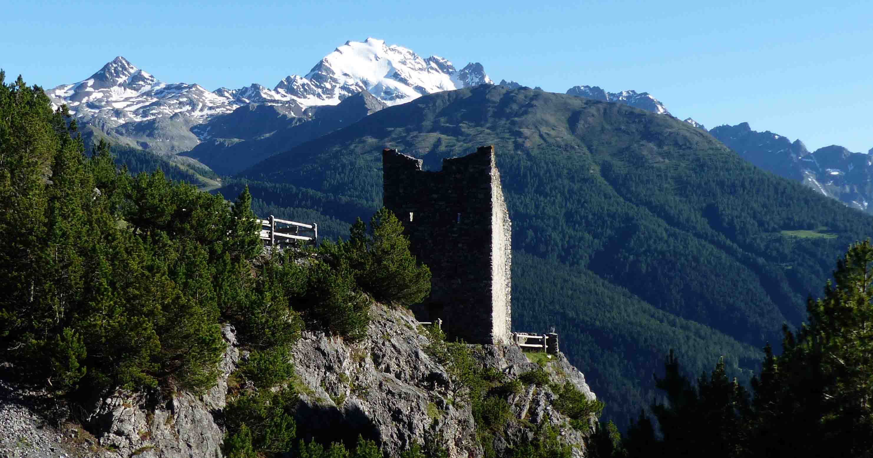 dalle Torri di Fraele guardando la valle di Bormio...